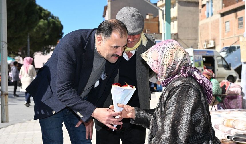 Başkan Kara’dan emekçi kadınlara ve sağlık çalışanlarına çiçek