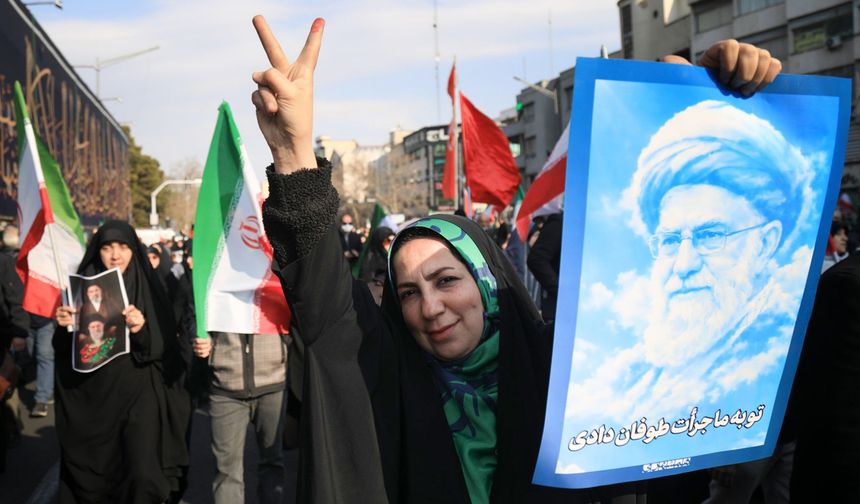 Tahran’da on binlerce kişi yeni dini lider Mücteba Hamaney’e destek için meydanlarda