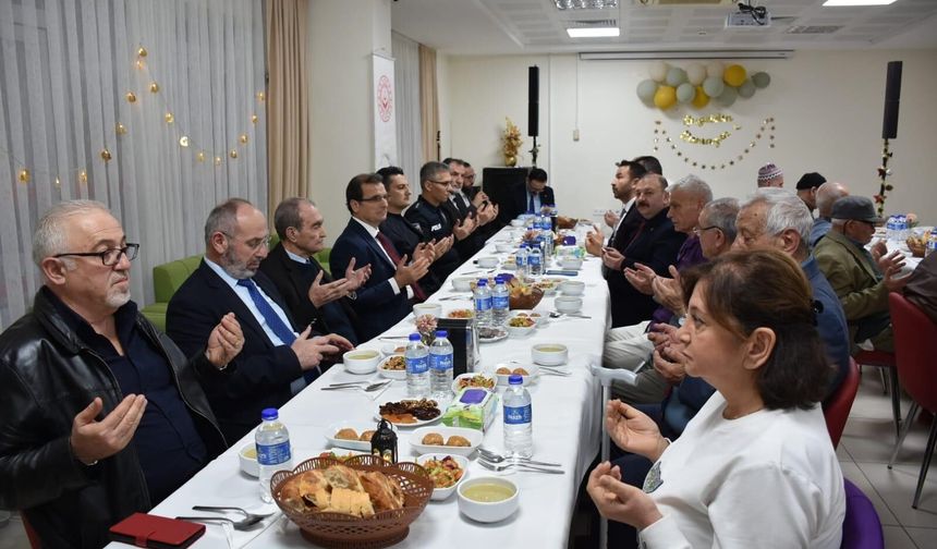 Kaymakam Güldoğan huzurevi sakinleriyle iftarda buluştu