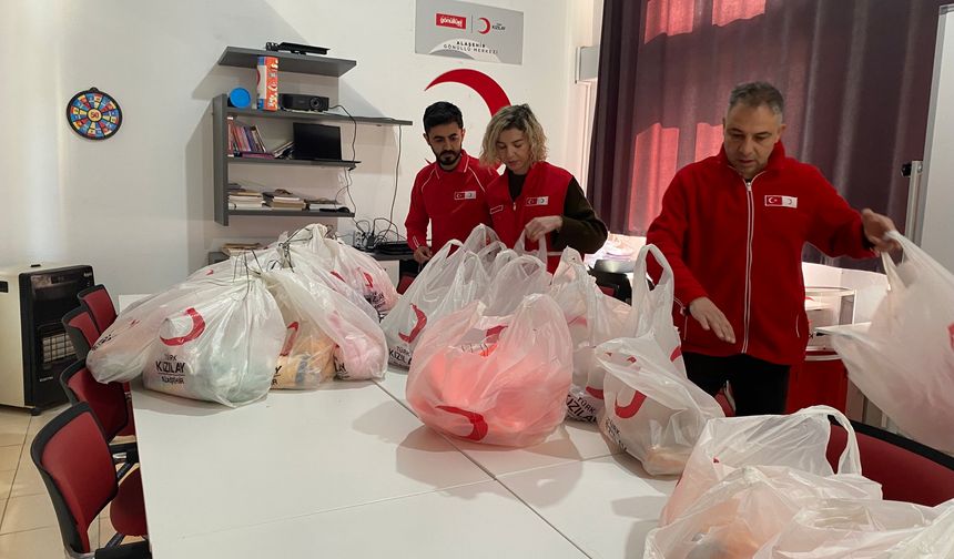 Alaşehir’de Kızılay’dan çocuklara bayram hediyesi