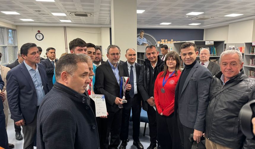 Kasapoğlu ve Özkan'dan Alaşehirli öğrencilere tebrik