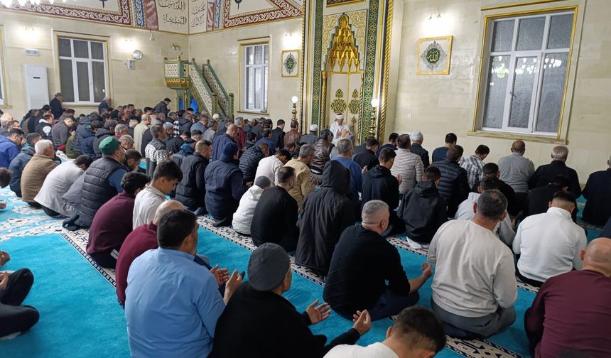 Selendi’de Kadir Gecesi’nde camiler dolup taştı