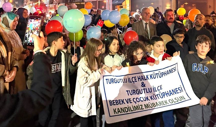 Turgutlu'da Kadir Gecesinde çocuklar yürüyüş yaptı