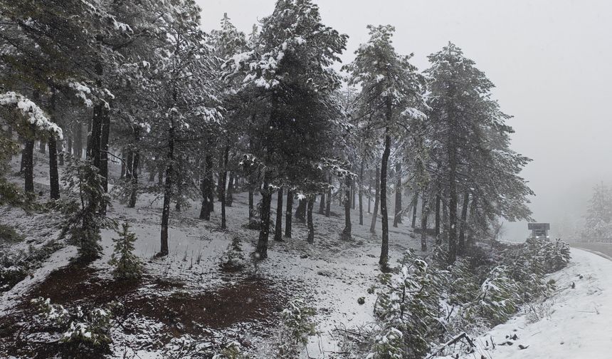 Demirci’nin yüksek kesimlerinde kar yağışı etkili oluyor