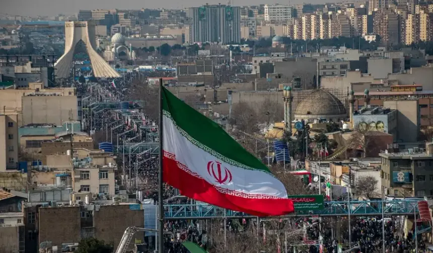 İran Devrim Muhafızları: "İsrail’deki hedeflere 1 ve 2 tonluk 30 ağır füze fırlattık"