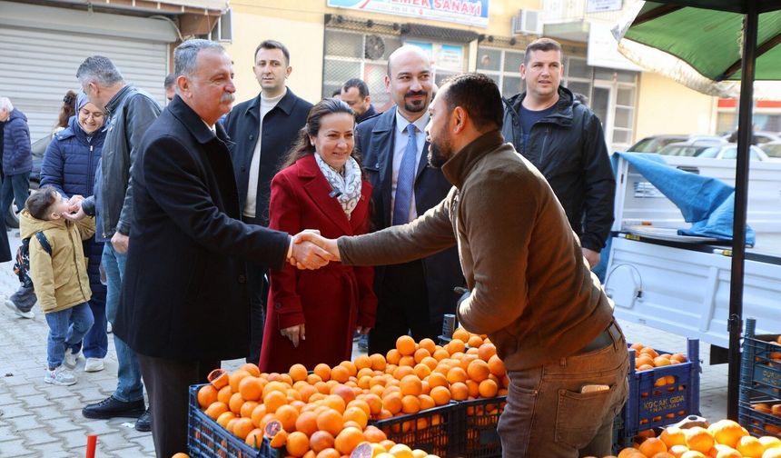 Semih Balaban ve İl Başkanı Özalper Muradiye pazarında esnafla buluştu
