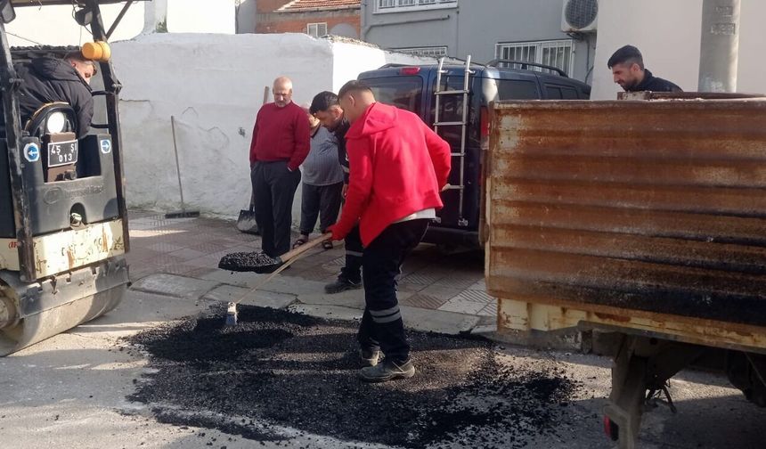 Şehzadeler bozulan yolları onarıyor