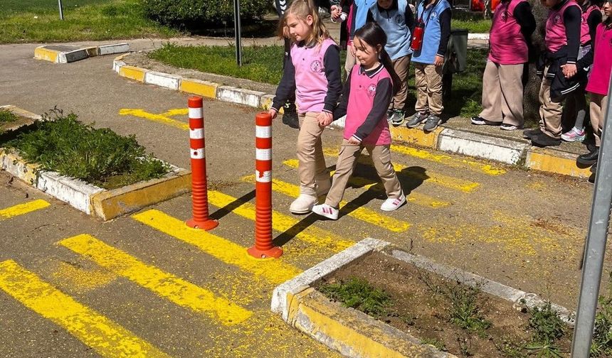 Minikler trafiği eğlenerek öğrendi