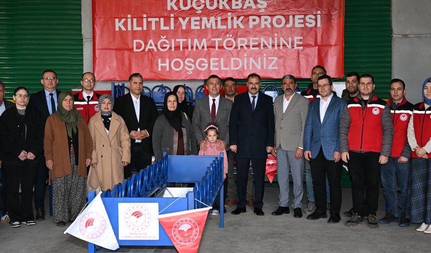 Demirci'de küçükbaş üreticilerine "Kilitli yemlik" desteği