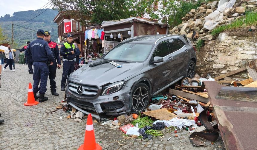 Otomobil tezgahın üzerine uçtu: 1 yaralı