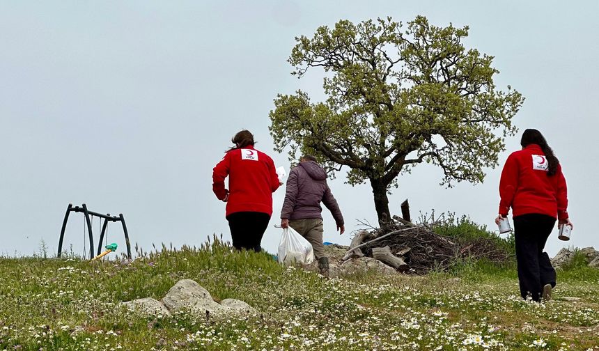 Kızılay Manisa, 3 mahallede gıda kolisi dağıttı