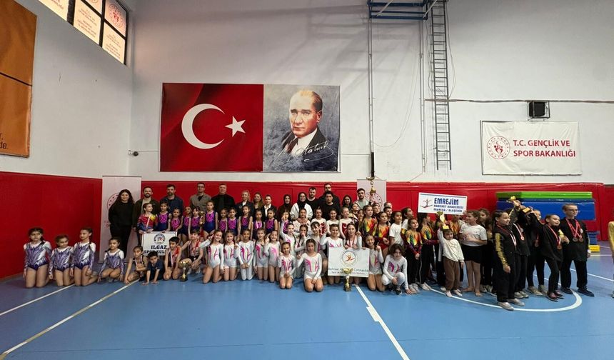 Minik jimnastikçilerden 23 Nisan için Alaşehir'de yarıştı