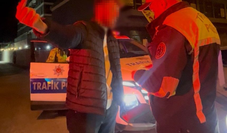 "Ayaklarına kapanayım ne olur arabayı men etmeyin" diyen alkollü sürücü cezadan kurtulamadı