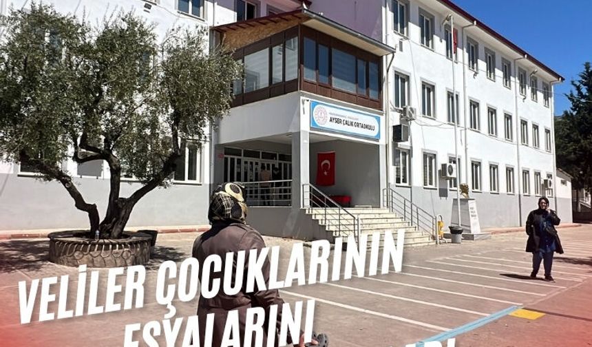 Kahramanmaraş’taki saldırının ardından veliler öğrencilerin eşyalarını okuldan almaya başladı