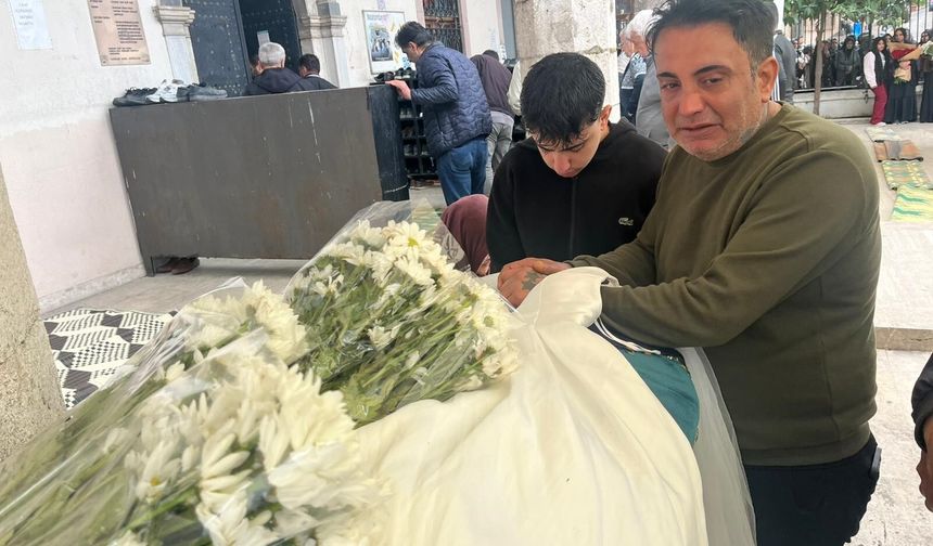 Kızını ameliyat masasında kaybeden babanın tabuttaki evladına son bakışı