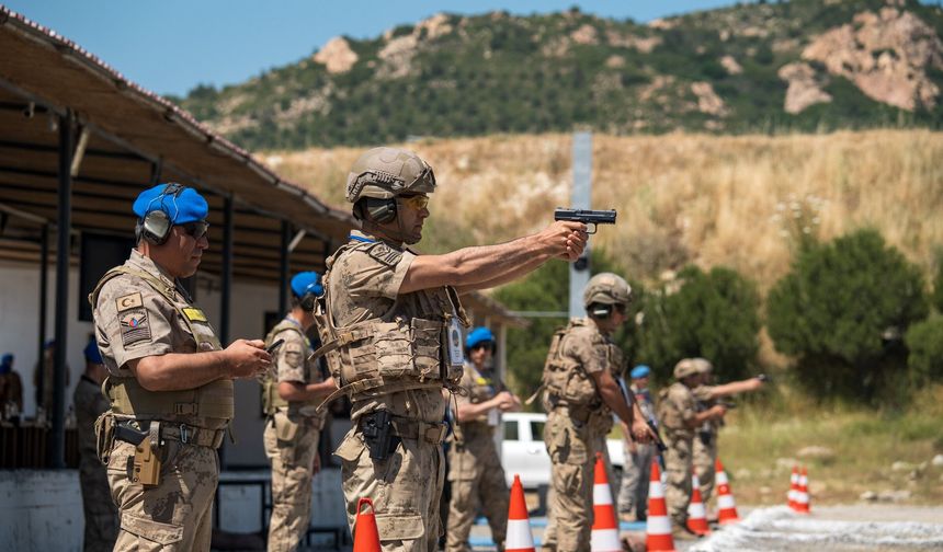 Foça'da nefes kesen final: Jandarmanın şampiyon nişancıları kozlarını paylaştı