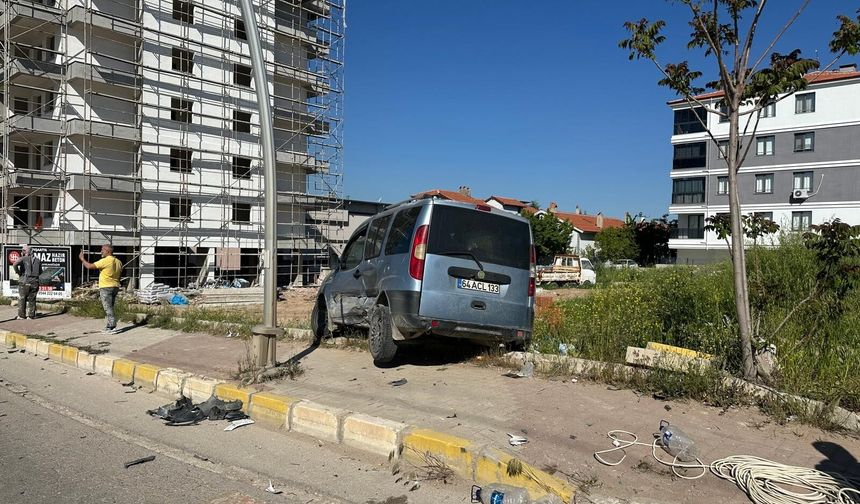 Park halindeki araca çarpan otomobil kazaya neden oldu: 4 yaralı