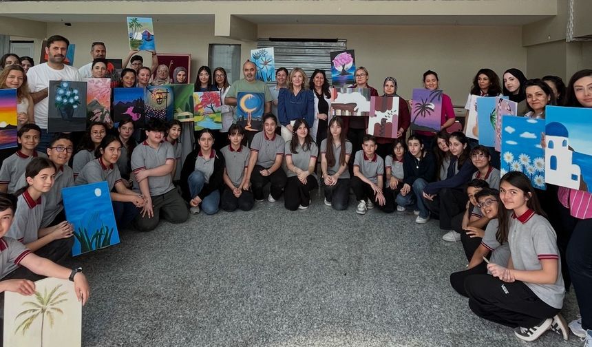 Öğrenciler öğretmen oldu, veliler yeniden sıralara döndü