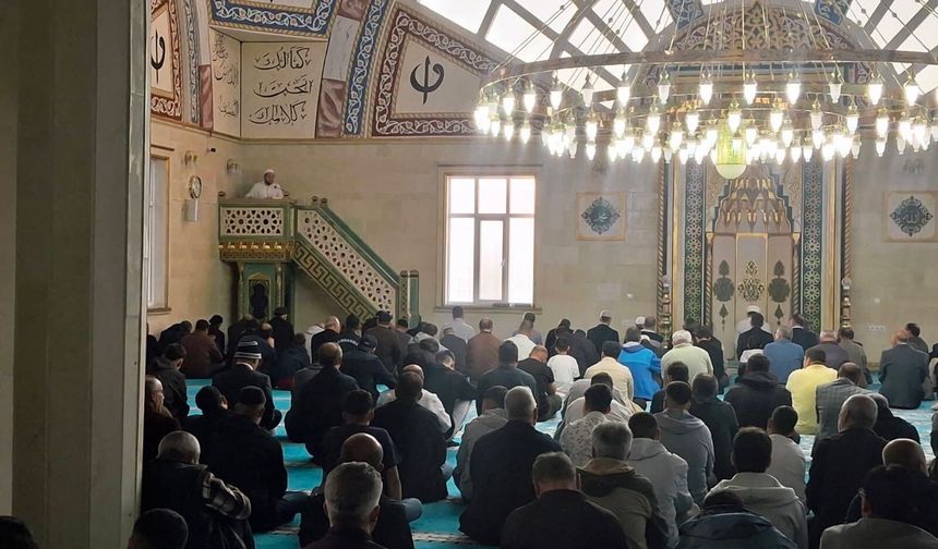 Selendi’de bayram namazında camiler doldu