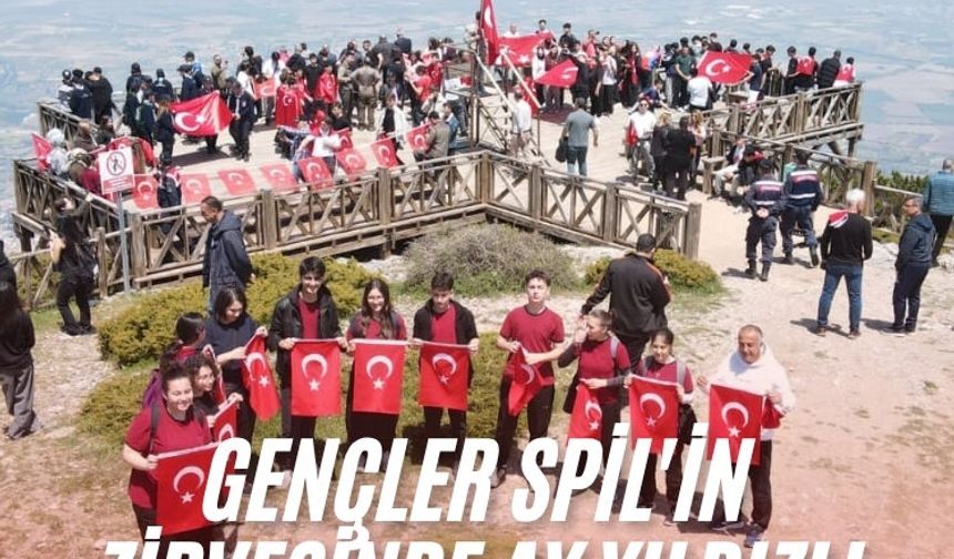 Gençler Spil'in zirvesinde ay yıldızlı bayrakla buluştu