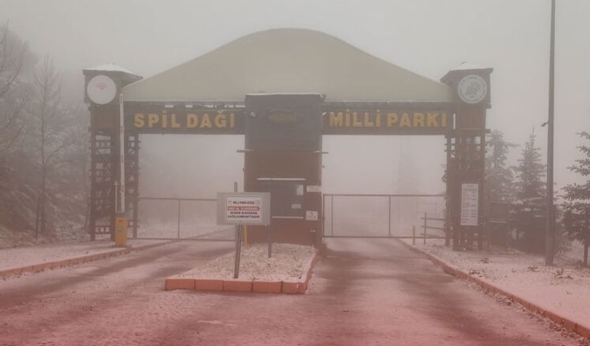 Mayıs'ta Spil'e kar vurdu