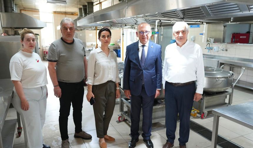 Turgutlu'da aşevine 12 ton 400 kiloluk kurban bağışı