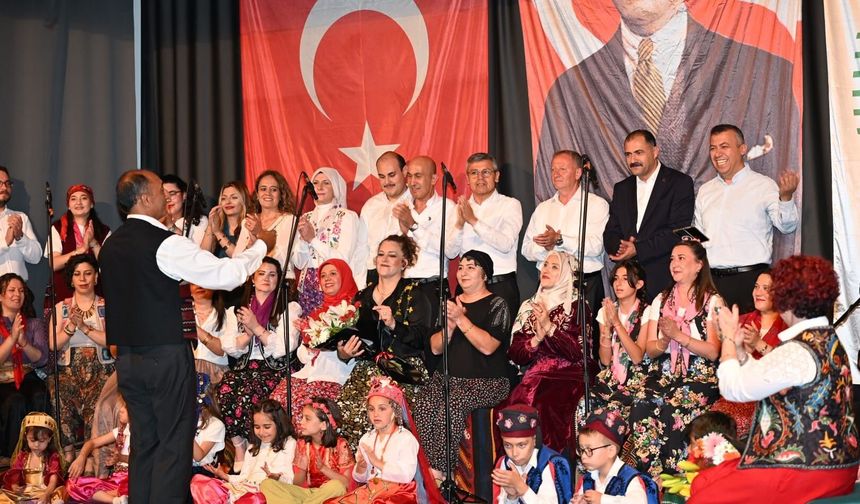 İlçe protokolünden konserde canlı performans sürprizi