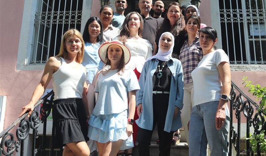 Yabancı gelinler Türkçe öğrenerek hayata uyum sağlıyor