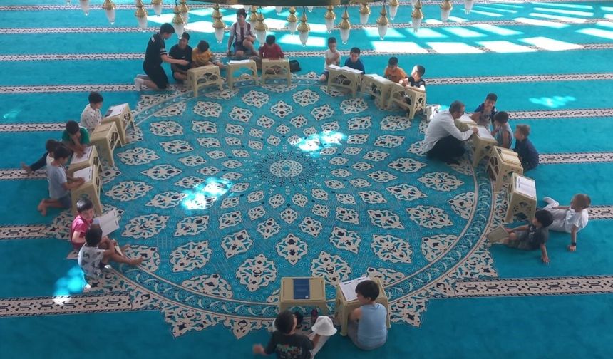 Selendi'de camiler çocuk sesiyle yankılanıyor