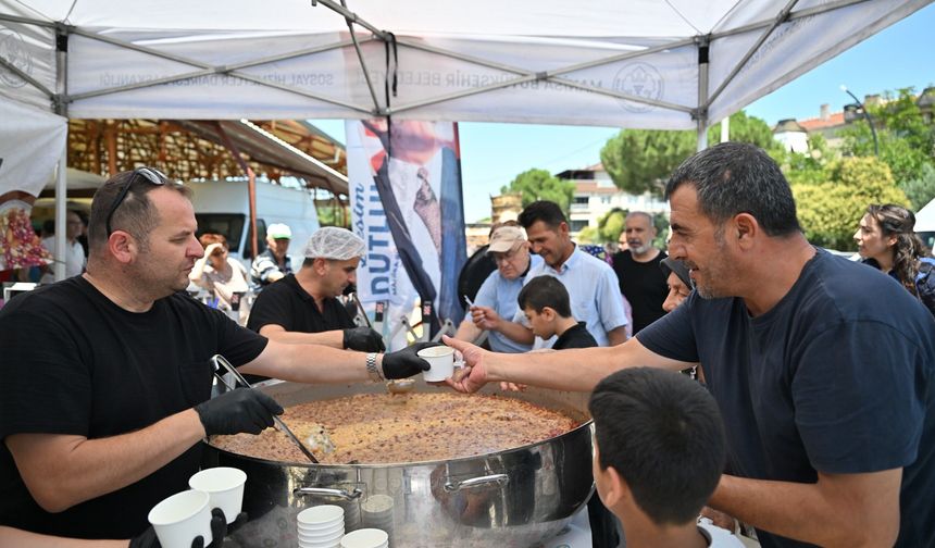 Manisa Büyükşehir’den Alaybey ve Laleli pazarlarında aşure ikramı