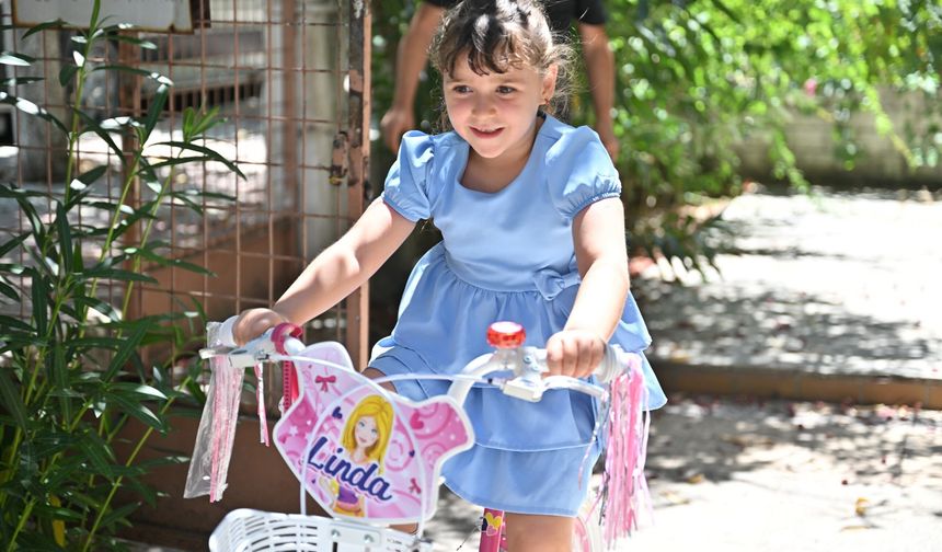 Başkan Dutlulu, minik Mina'nın bisiklet hayalini gerçekleştirdi