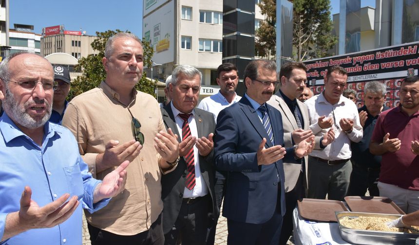 Salihli'de şehit aileleri aşure geleneğini sürdürdü