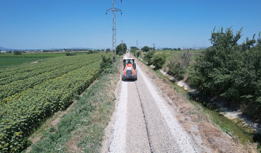 Şehzadeler'de çiftçinin beklediği yol yenilendi
