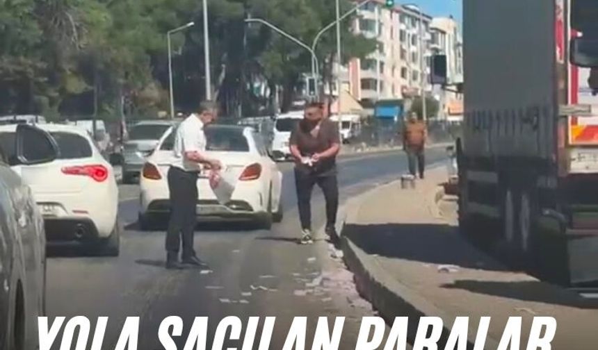Yola saçılan paralar trafiği kitledi