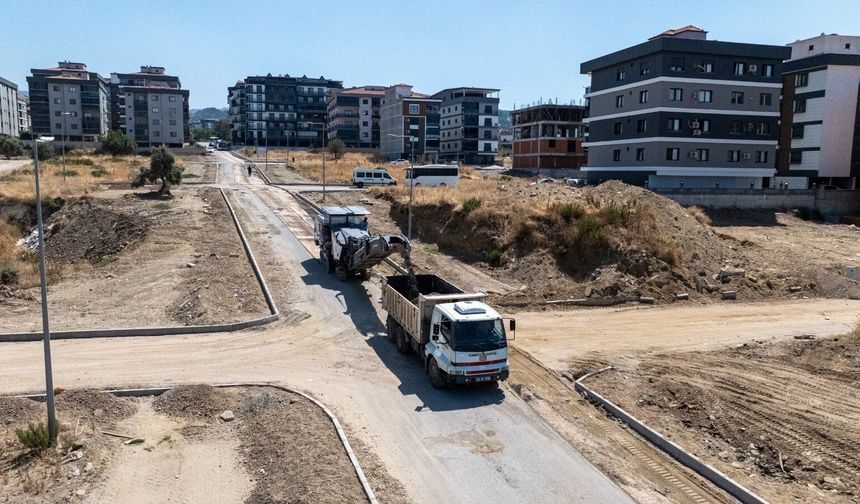 Turgutlu’da 2 kilometrelik yol sıcak asfaltla yenileniyor