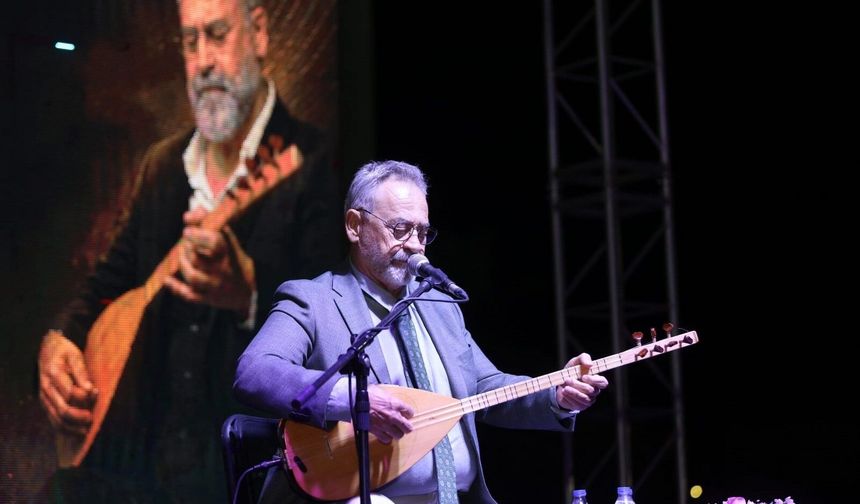 Yunusemre’de 30 Ağustos coşkusu Tolga Çandar’ın türküleriyle taçlandı