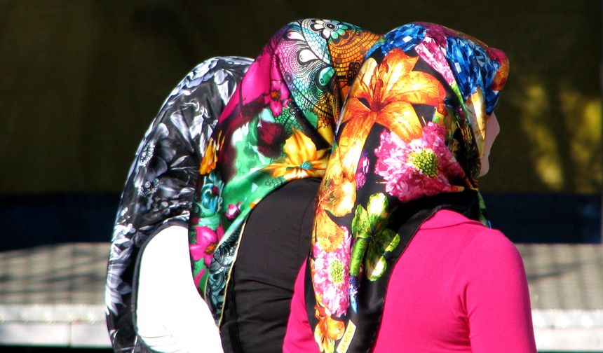 Belçika’nın Doğu Flandre eyaletinde okullarda başörtüsünü de kapsayan yasak kabul edildi