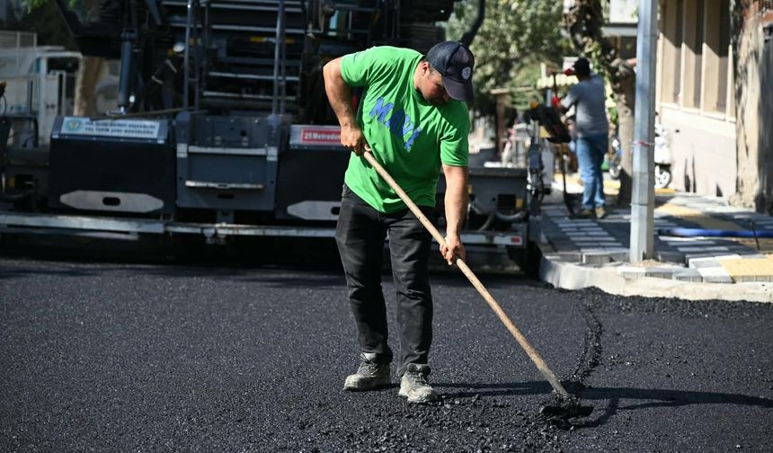 Altyapısı yenilenen caddede asfalt çalışması başladı