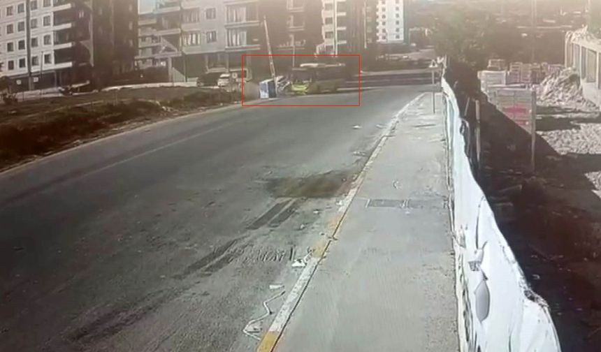 İETT otobüsü ile otomobil çarpıştı: 1'i bebek 4 yaralı