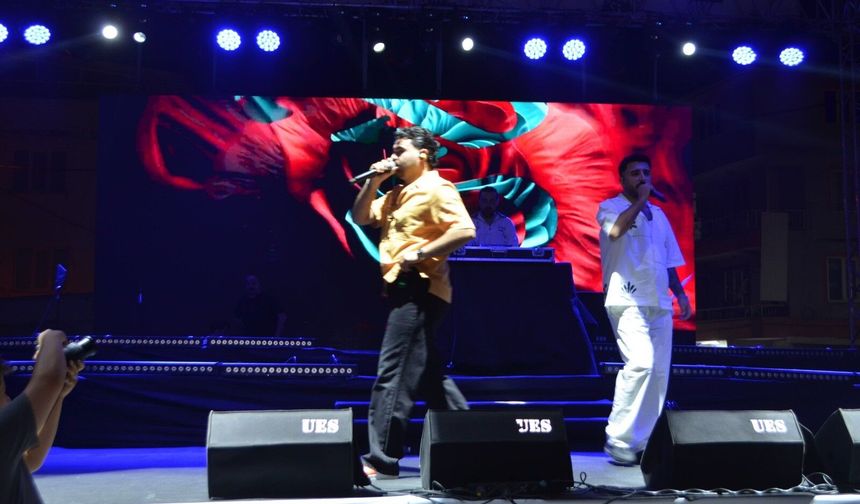 Selendi’de sahne alan Tefo & Seko gençleri coşturdu