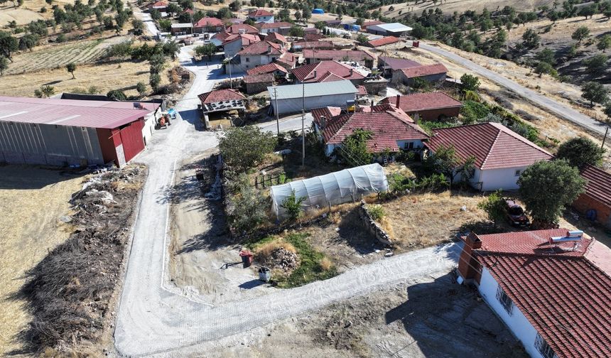 Selendi Gölbaşı’nda yollar ilk kez parke taşına kavuşuyor