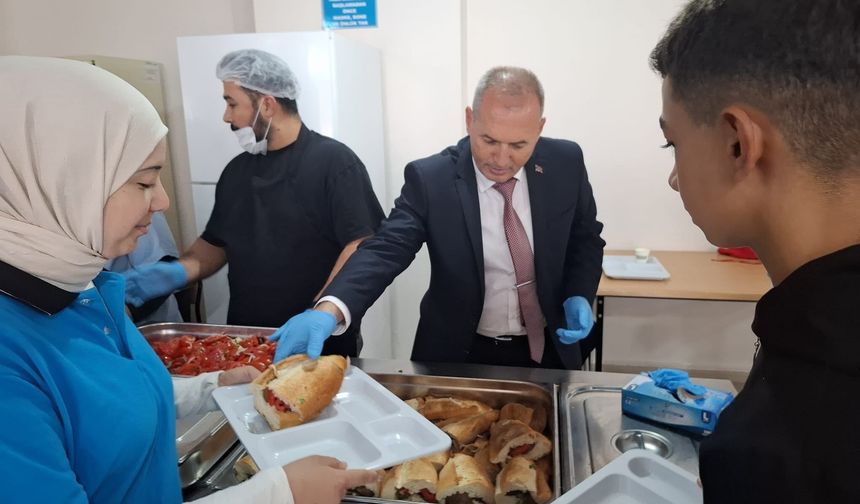 Sarıgöl Milli Eğitim Müdürü pansiyonda kalan öğrencilere yemek dağıttı