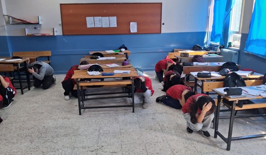 Öğrenciler depreme 'Çök-kapan-tutun" ile hazırlandı