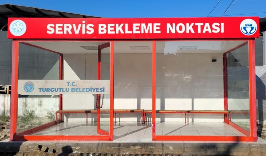 Turgutlu'daki servis durakları temizlenirken vatandaşlara da çağrıda bulunuldu