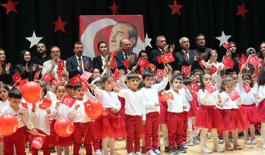 Turgutlu’da çocuklar Cumhuriyet için sahne aldı