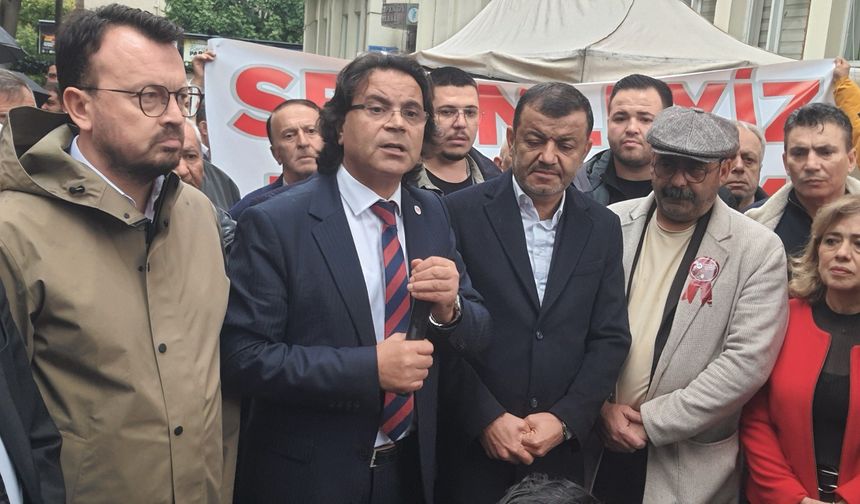 Başkan Doğan’ın destekçileri ikinci günde de belediye önünde buluştu