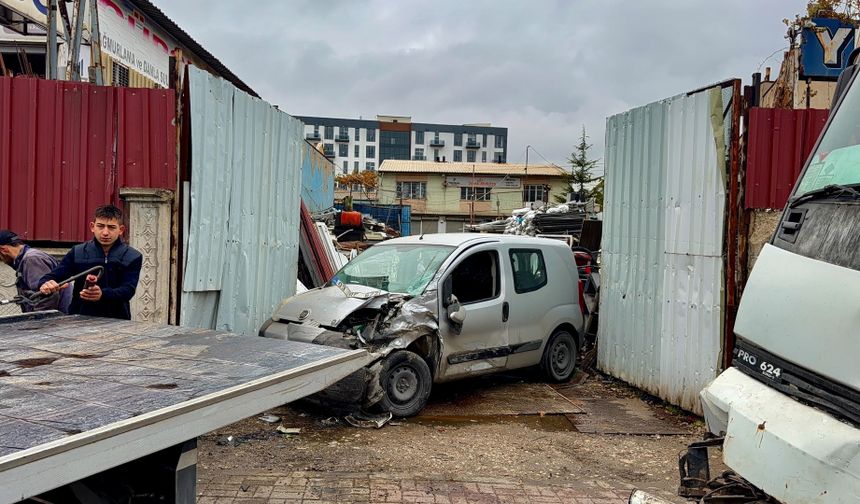 Vinç hurdalık önünde çarptığı aracı hurdaya çıkardı