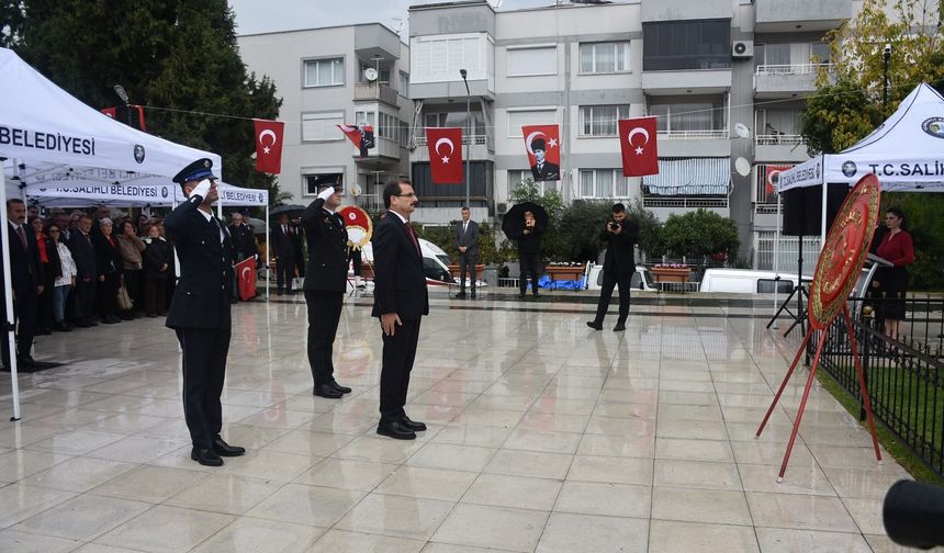 Salihli’de Atatürk Anıtı’na Cumhuriyet çelengi