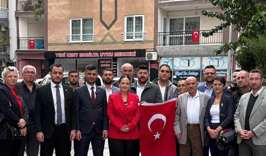 İYİ Parti’den Manisa esnafına Cumhuriyet ziyareti