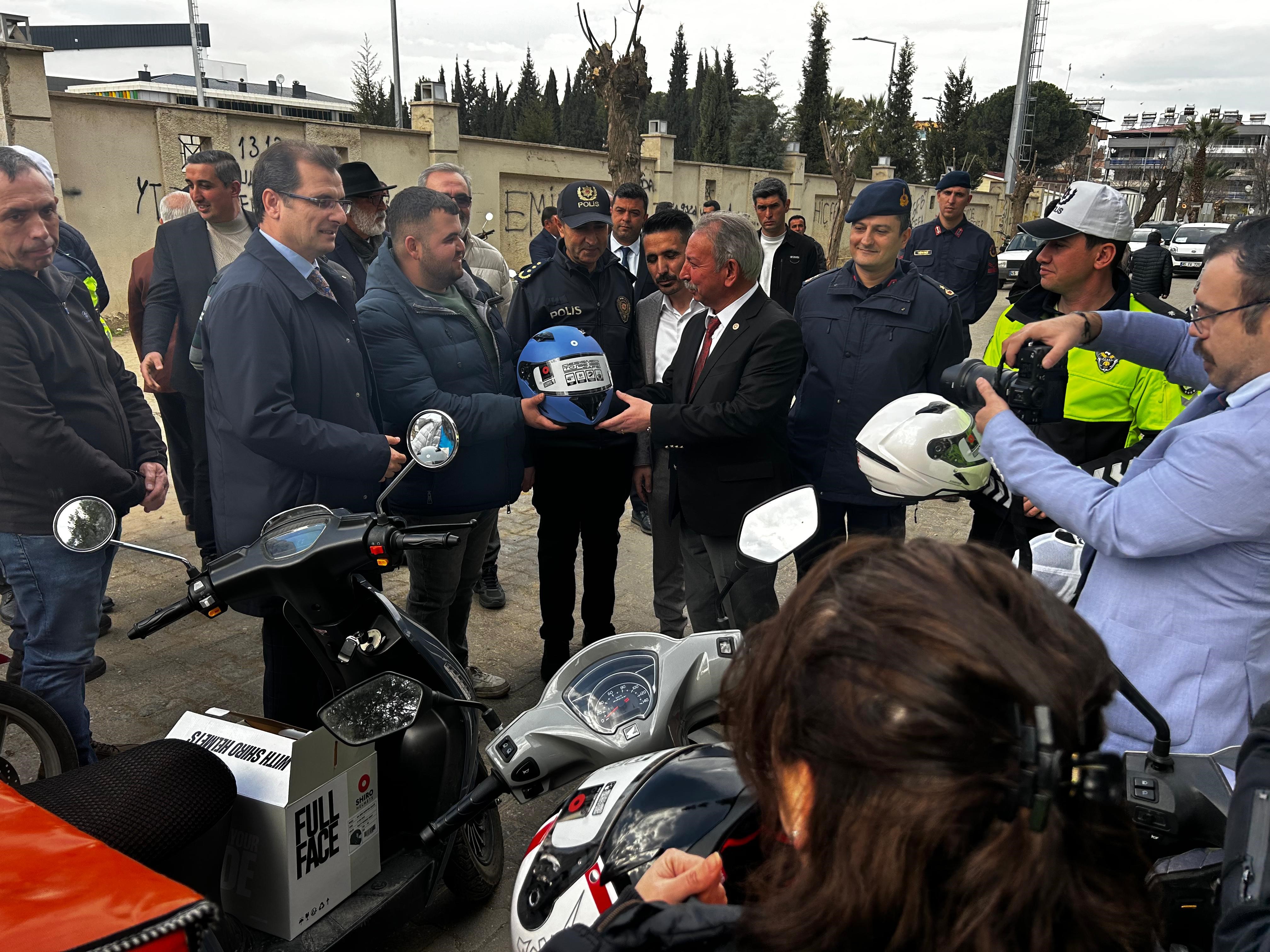 Manisa’da Motosiklet Sürücülerine Kask Dağıtıldı (1)